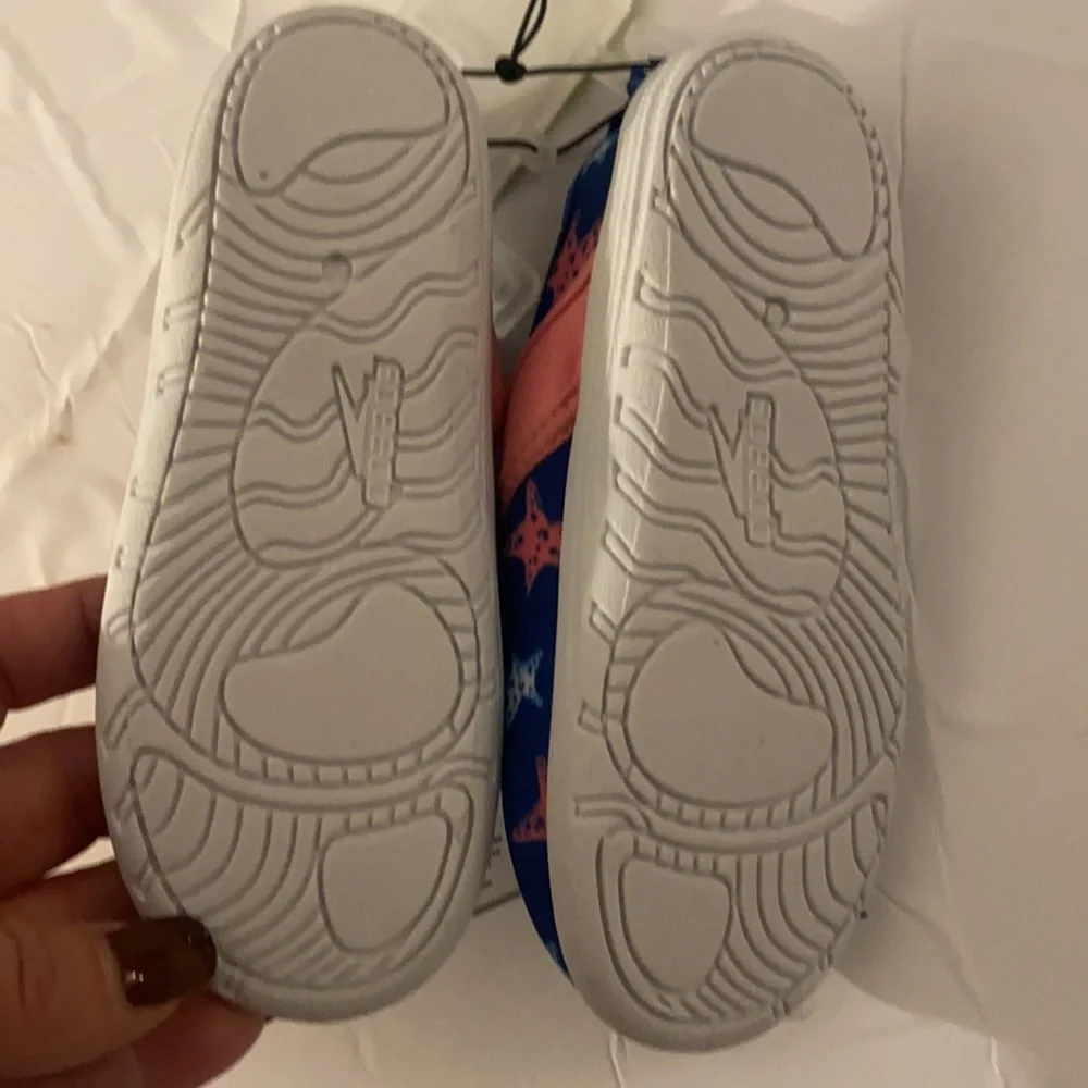 Speedo girls water shoes NWT blue and pink size large 9-10